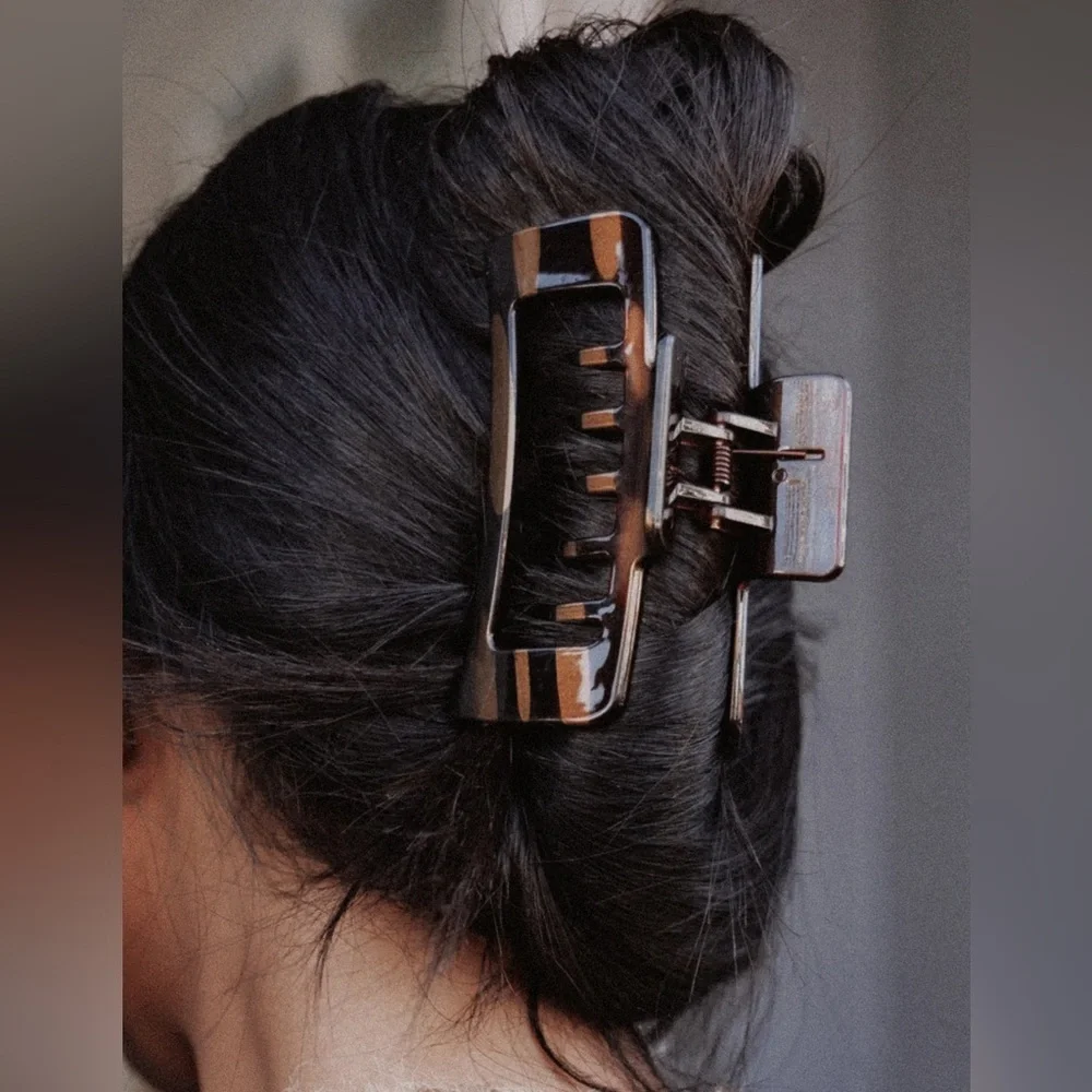 NWT Petal & Pup Walker Black and Brown Hair Clip